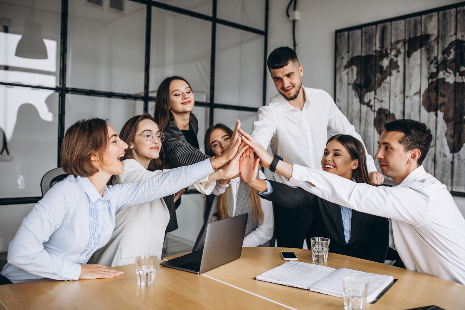 Equipe colaborando em planejamento no escritório